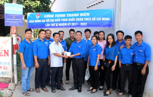 Đồng chí Võ Minh Nhựt – Phó thư Tỉnh đoàn trao kinh phí hỗ trợ công trình thanh niên cho địa phương